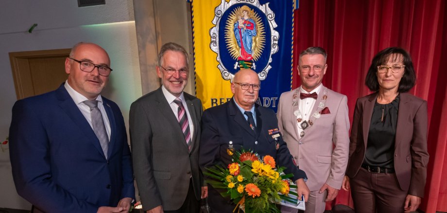 Aus der Hand von Oberbürgermeister André Heinrich (2.v.r.) erhielt Olaf Schütz (Mitte) die Ehrenplakette in Weiß der Stadt Marienberg/Erzgebirge. Erste Gratulanten waren Bürgermeister der Verbandsgemeinde Bad Marienberg Andreas Heidrich (2.v.l.) sowie der stellvertretende Bürgermeister der Stadt Marienberg/Erzgebirge Roy Müller (links) und die Erste Beigeordnete Heike Dachselt (rechts).