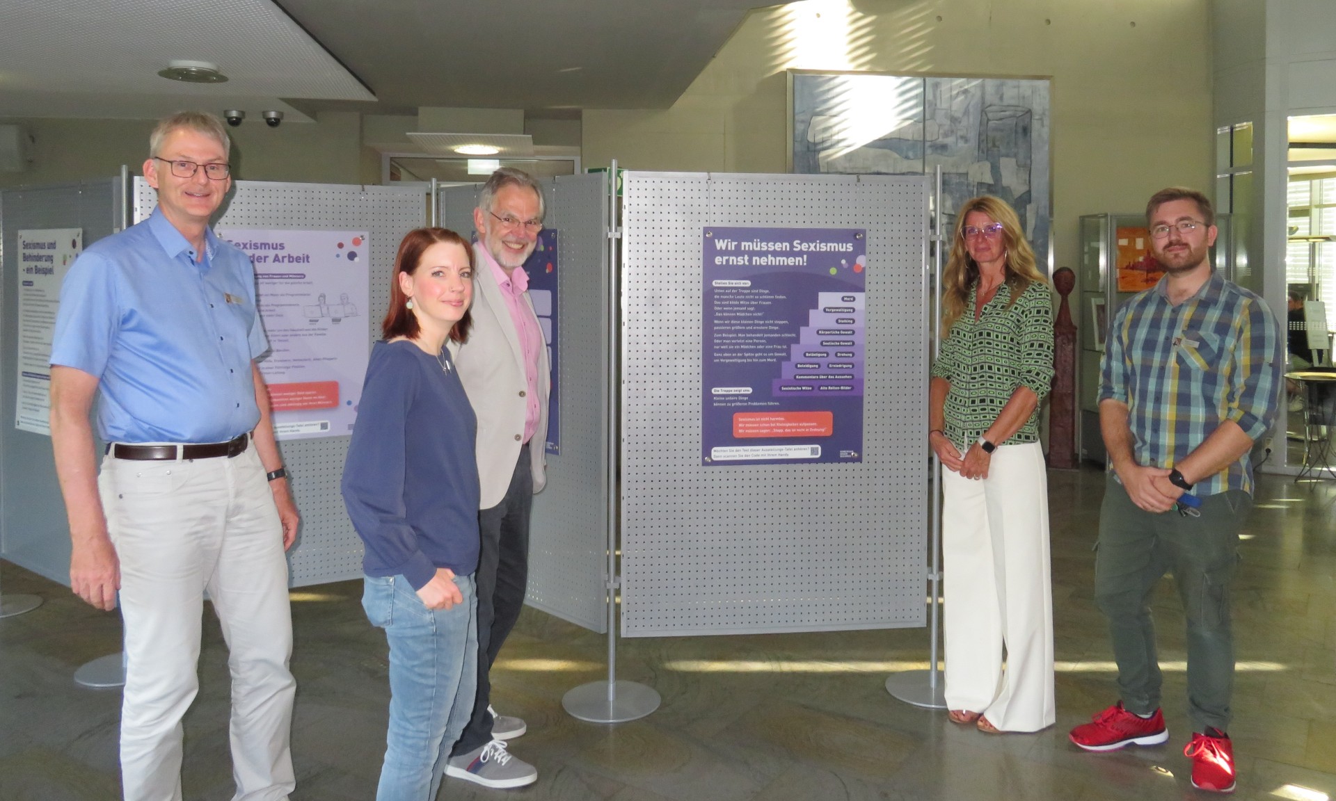 Teilnehmer bei der Eröffnung der Ausstellung