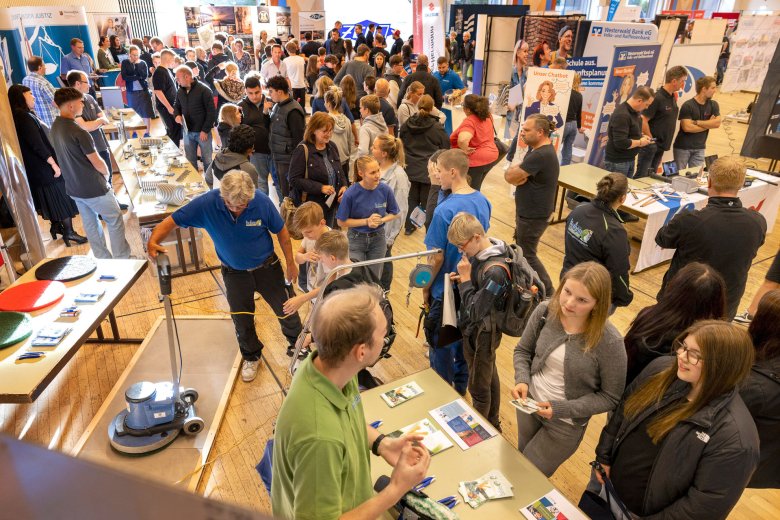 Besucher auf der Berufs-Informations-Börse