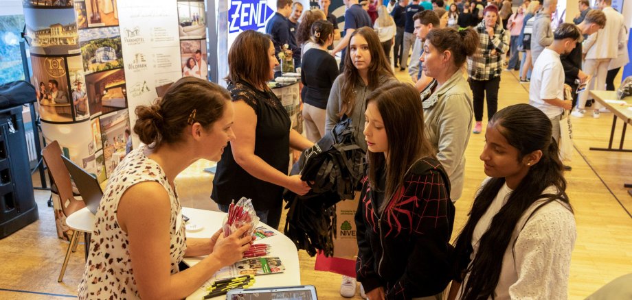 Besucher auf der Berufs-Informations-Börse